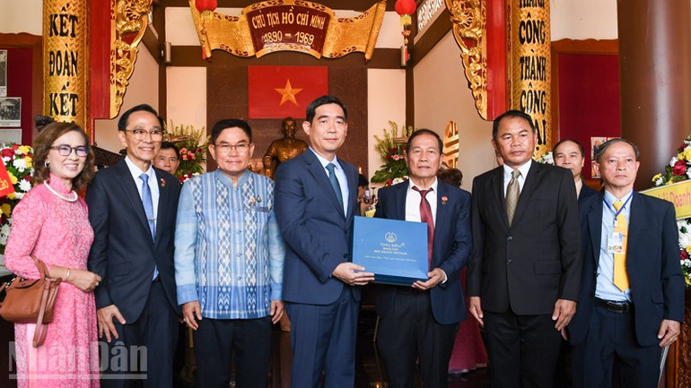 Đại sứ Việt Nam tại Thái Lan Phạm Việt Hùng (giữa) và ông Nguyễn Văn Xuyên (thứ ba từ phải sang) cùng các đại biểu tại Lễ kỷ niệm 135 năm Ngày sinh Chủ tịch Hồ Chí Minh ở tỉnh Nakhon Phanom. ndo_bl_anh-ong-nguyen-van-xuyen-1.jpg