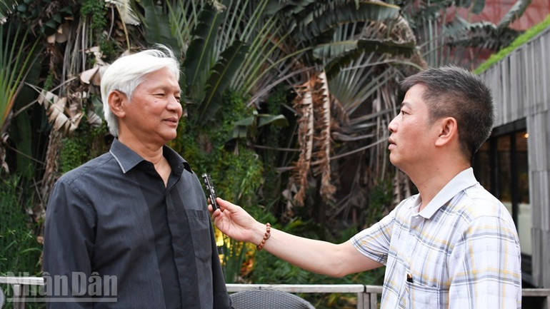 Ông Thái Mạnh Hùng chia sẻ cảm nghĩ với phóng viên Báo Nhân Dân. ndo_bl_anh-ong-thai-manh-hung-2.jpg