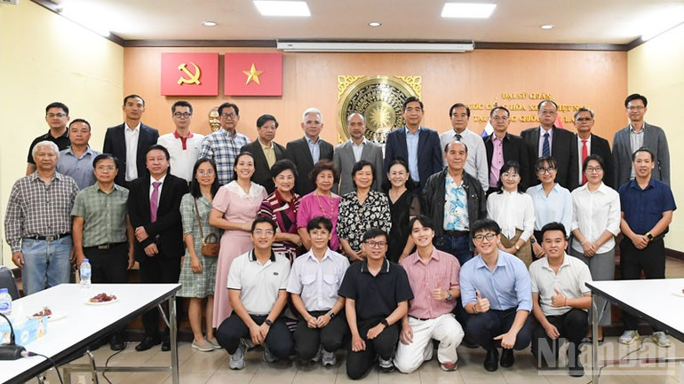 Đông đảo kiều bào, sinh viên, chuyên gia, trí thức Việt Nam tại Thái Lan tham dự cuộc gặp. (Ảnh: MINH THẮNG) ndo_br_anh-1.jpg