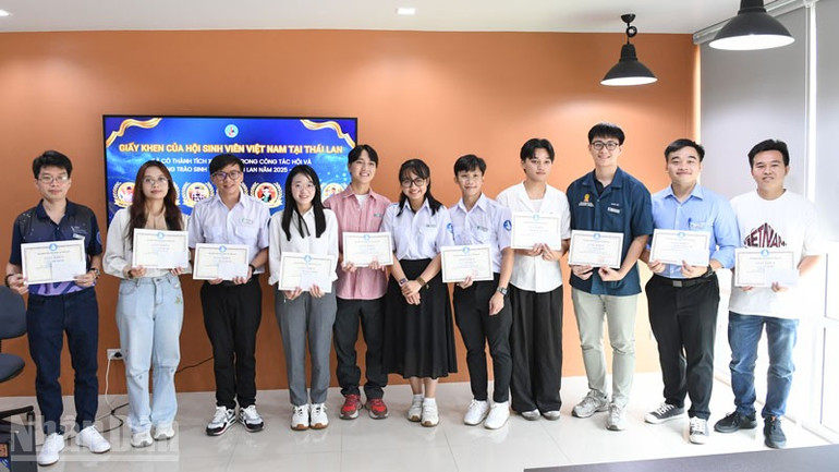 Hội Sinh viên Việt Nam tại Thái Lan trao giấy khen tặng các cá nhân có nhiều đóng góp trong công tác Hội. ndo_bl_anh-6.jpg
