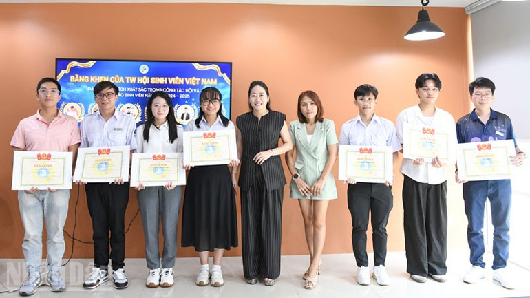 Các cá nhân tiêu biểu được nhận Bằng khen của Ban Chấp hành Trung ương Hội Sinh viên Việt Nam. ndo_bl_anh-5.jpg