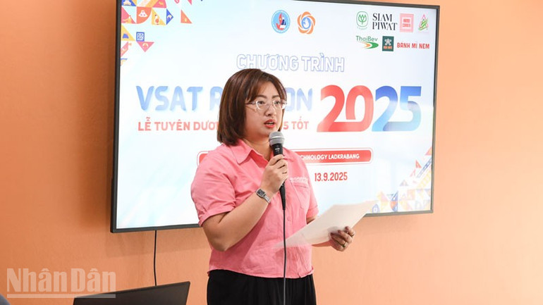 Đồng chí Nguyễn Thị Thanh Nhàn chúc mừng về những kết quả Hội Sinh viên Việt Nam tại Thái Lan đạt được trong năm qua. ndo_bl_anh-3.jpg