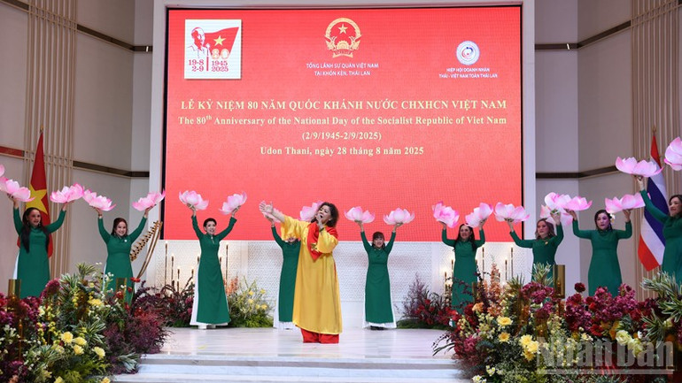 Tiết mục văn nghệ do ca sĩ Thanh Hoa cùng kiều bào tại Đông Bắc Thái Lan trình diễn. ndo_br_anh-6.jpg