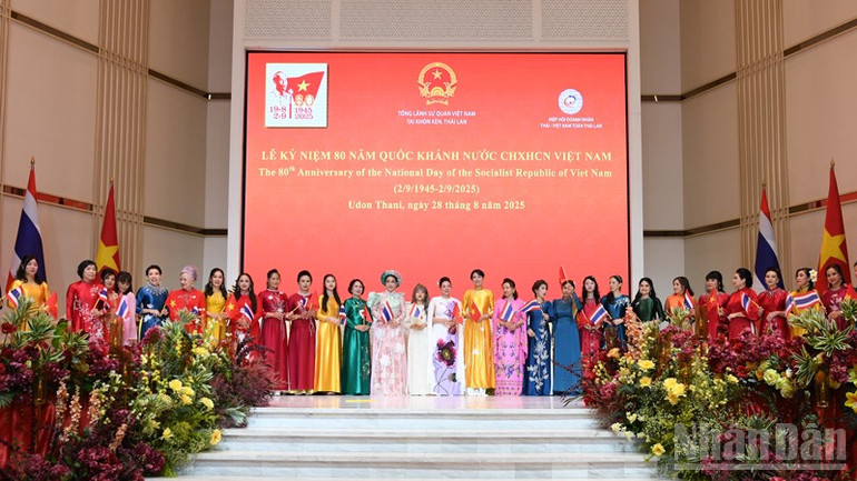 Màn trình diễn áo dài tại lễ kỷ niệm. ndo_br_anh-8.jpg