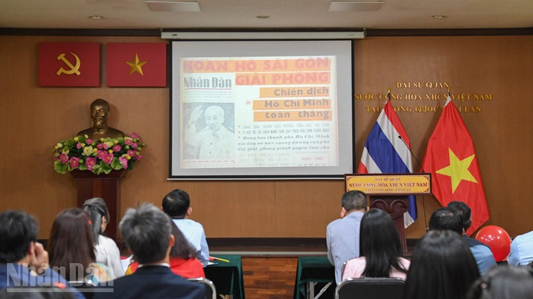 Cán bộ, nhân viên Đại sứ quán Việt Nam tại Thái Lan xem phim tư liệu về ngành Ngoại giao. ndo_bl_anh-2-6510.jpg