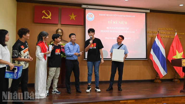 Cán bộ, nhân viên Đại sứ quán Việt Nam tại Thái Lan cùng gia đình tham gia trò chơi tìm hiểu lịch sử đối ngoại. ndo_bl_anh-3-9348.jpg