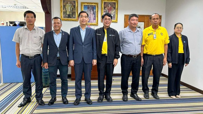 Đại sứ Phạm Việt Hùng (thứ ba từ trái sang) tại cuộc làm việc với Tổng Giám đốc Cảng hàng không quốc tế Phuket Monchai Tanode (thứ tư từ phải sang). (Ảnh: ĐẠI SỨ QUÁN VIỆT NAM TẠI THÁI LAN) anh-4.jpg
