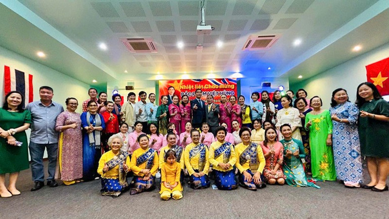 Đại sứ Phạm Việt Hùng gặp đại diện cộng đồng người Việt Nam tại Phuket và Hội Doanh nghiệp người Thái gốc Việt tỉnh Phuket. (Ảnh: ĐẠI SỨ QUÁN VIỆT NAM TẠI THÁI LAN) anh-2.jpg