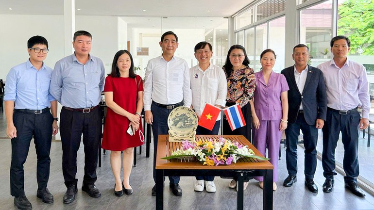 Đại sứ Phạm Việt Hùng (thứ tư từ trái sang) tại cuộc làm việc với Chủ tịch Hiệp hội Du lịch Phuket Thaneth Tantipiriyakij (thứ năm từ phải sang). (Ảnh: ĐẠI SỨ QUÁN VIỆT NAM TẠI THÁI LAN) anh-3.jpg