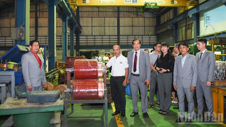 Đoàn Ủy ban Nhà nước về người Việt Nam ở nước ngoài thăm trụ sở một doanh nghiệp tiêu biểu của kiều bào tại Thái Lan. (Ảnh: XUÂN SƠN) ndo_br_anh-4-8455.jpg