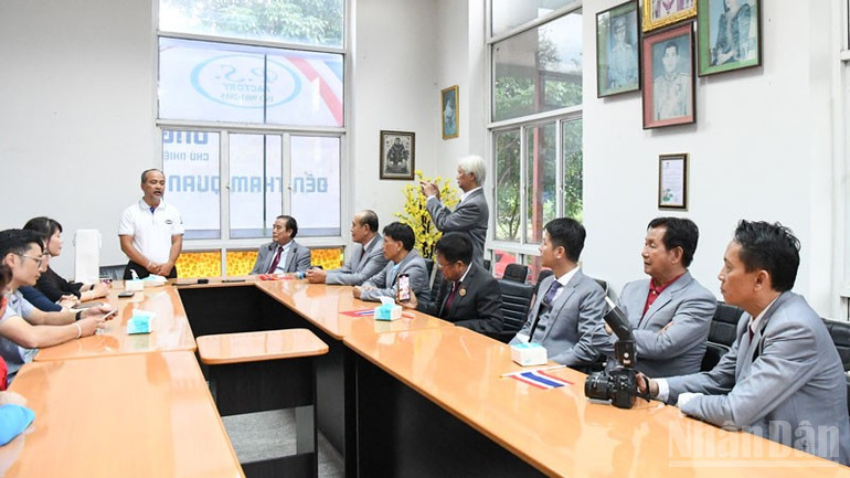 Đoàn Ủy ban Nhà nước về người Việt Nam ở nước ngoài gặp đại diện Hội Thái Việt thủ đô Bangkok và vùng phụ cận. (Ảnh: MINH THẮNG) ndo_br_anh-3.jpg