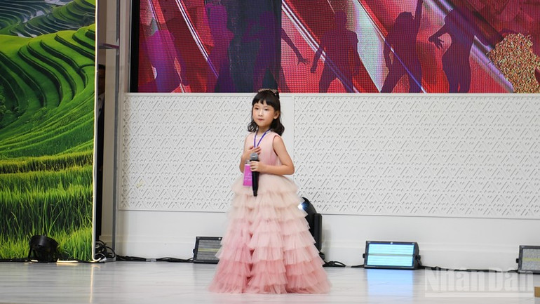 Egy gyermek versenyző lép fel a versenyen. (Fotó: MINH THANG) ndo_br_anh-6.jpg