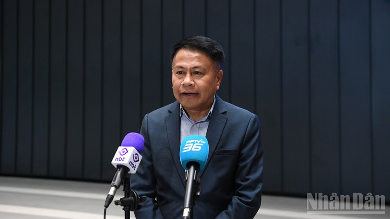 Giám đốc điều hành NBT Supapong Chaolan thông tin về cơ sở vật chất phục vụ phát sóng SEA Games 33. (Ảnh MINH THẮNG) ndo_br_anh-6.jpg