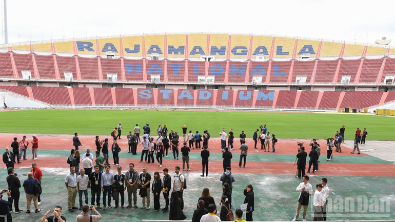 Đông đảo phóng viên nước ngoài thăm quan Sân vận động Quốc gia Rajamangala. (Ảnh: XUÂN SƠN) ndo_br_anh-2-5850.jpg