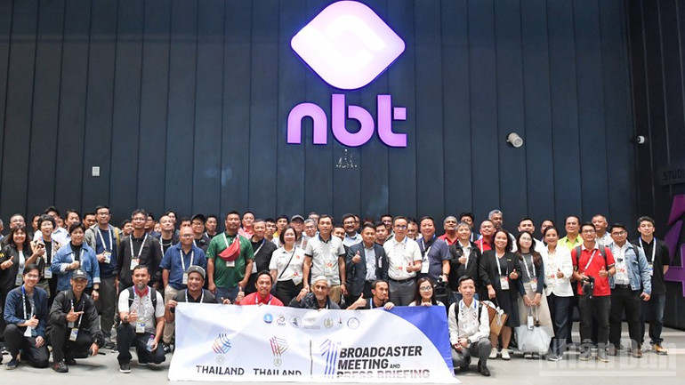 Đông đảo phóng viên thăm quan trụ sở NBT. (Ảnh: MINH THẮNG) ndo_br_anh-3.jpg