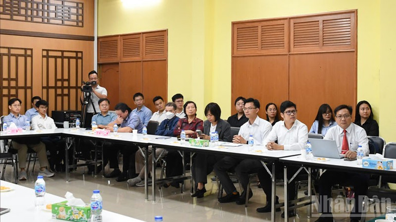 Đông đảo đại biểu tham dự cuộc gặp mặt. (Ảnh: MINH THẮNG) ndo_br_anh-6.jpg