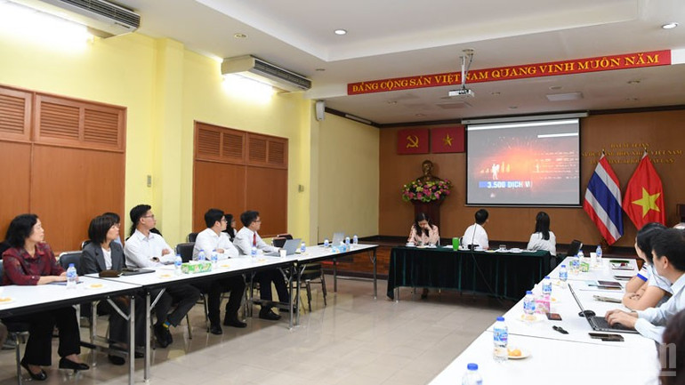 Bộ phim Thần tốc táo bạo thực hiện Nghị quyết số 57-NQ/TW được chiếu tại cuộc gặp. (Ảnh: MINH THẮNG) ndo_br_anh-8.jpg