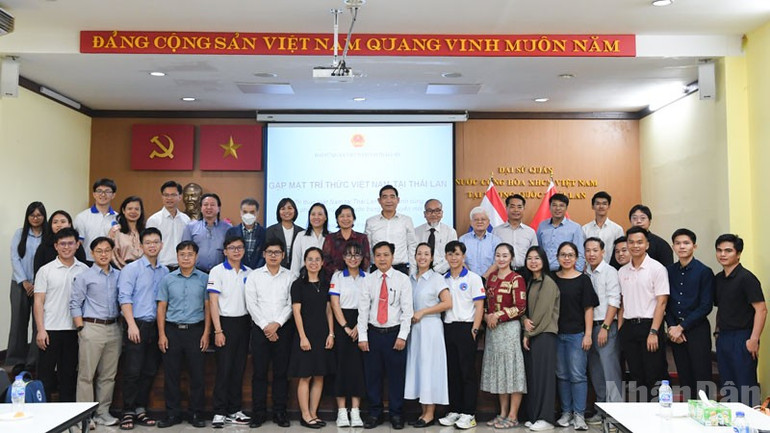 Đông đảo trí thức Việt Nam tại Thái Lan tham dự cuộc gặp mặt. (Ảnh: XUÂN SƠN) ndo_br_anh-4.jpg