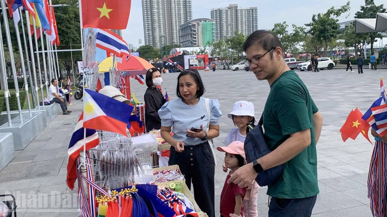 A souvenir shop at Rajamangala Stadium. (Photo: Xuan Son) ndo_bl_anh-6.jpg