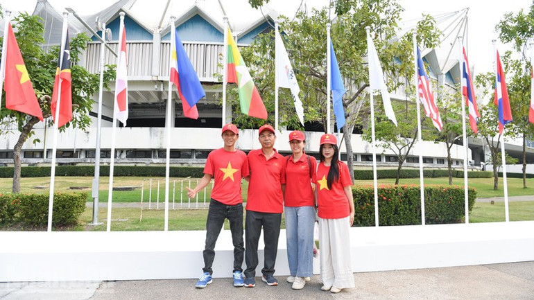 Vietnamese fans at Rajamangala Stadium, Bangkok. (Photo: MINH THANG) ndo_bl_anh-4.jpg