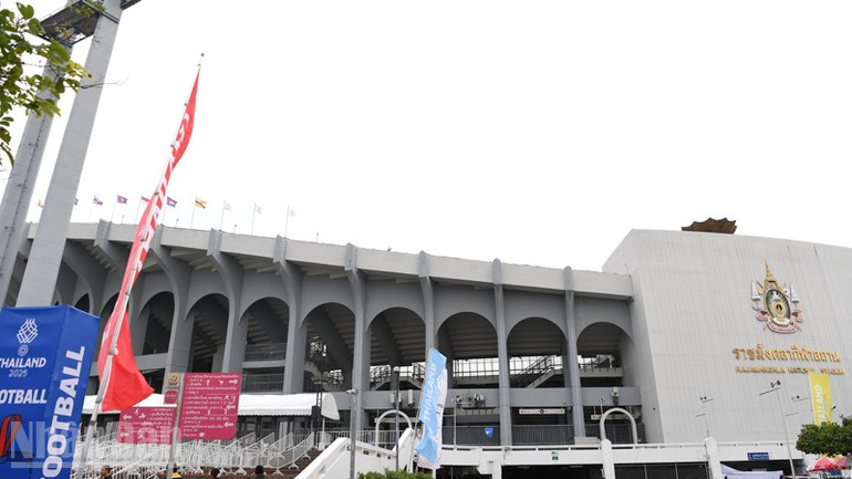 With a capacity of 50,000 people, it is located within the Hua Mak Sports Complex in Bangkok. Rajamangala Stadium, inaugurated in 1998, initially had a capacity of up to 80,000 due to the installation of many long benches; now, all of them have been replaced with individual seats. (Photo: MINH THANG) ndo_bl_anh-1.jpg