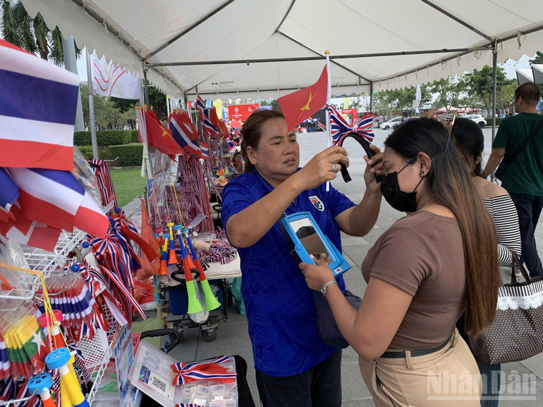 Fans buy Vietnamese flags. (Photo: MINH THANG) ndo_br_z7315939434145-2a1204e79958e2bd09aeeadb8a246261.jpg
