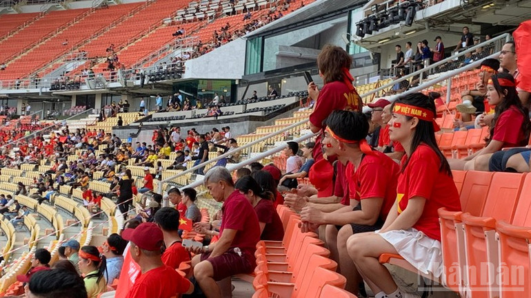 Before kick-off, fans had already arrived at Rajamangala Stadium. (Photo: Xuan Son) ndo_br_anh-9.jpg