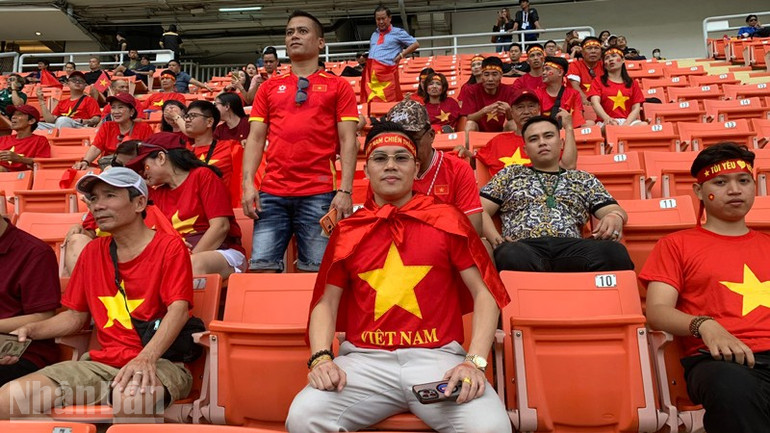 Mr. Nguyen Minh Dong and his friends at Rajamangala Stadium. (Photo: Xuan Son) ndo_bl_anh-10.jpg