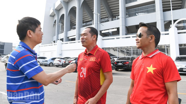 Mr. Chung answers questions from a reporter of Nhan Dan Newspaper based in Thailand. (Photo: MINH THANG) ndo_bl_anh-5.jpg