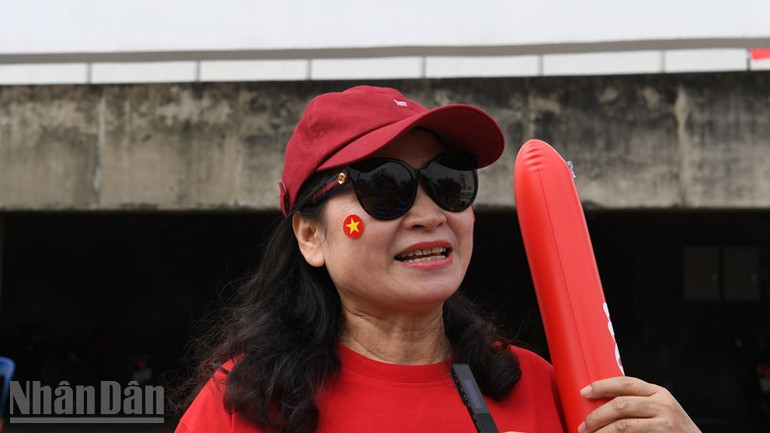 Ms. Dam Thi Minh Nha answers questions from the correspondent of Nhan Dan Newspaper in Thailand. (Photo: Xuan Son) ndo_bl_anh-3.jpg