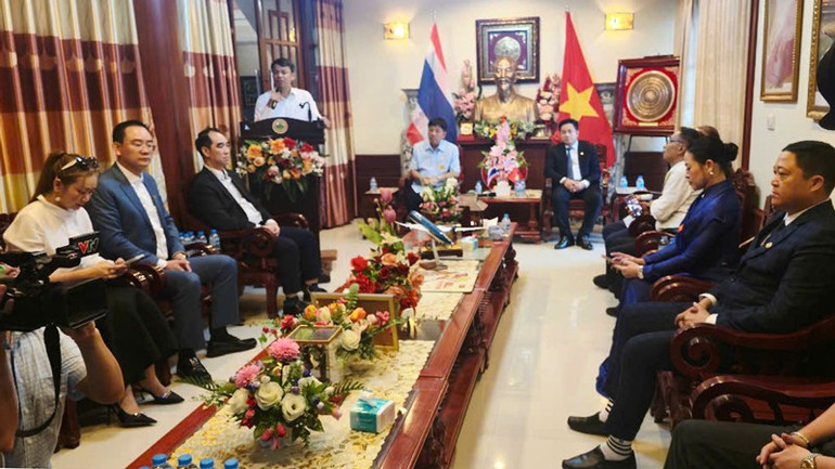 Đoàn Khu di tích Chủ tịch Hồ Chí Minh tại Phủ Chủ tịch trao đổi chuyên môn với Khu di tích Chủ tịch Hồ Chí Minh tại tỉnh Udon Thani. (Ảnh: CTV) anh-1-9179.jpg