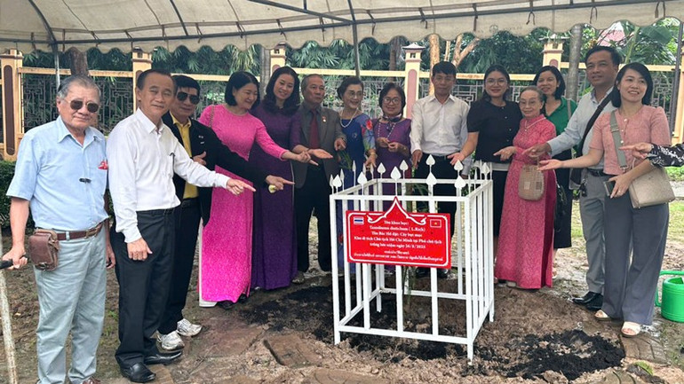 Đoàn Khu di tích Chủ tịch Hồ Chí Minh tại Phủ Chủ tịch trồng cây bụt mọc. (Ảnh: CTV) anh-2-1701.jpg