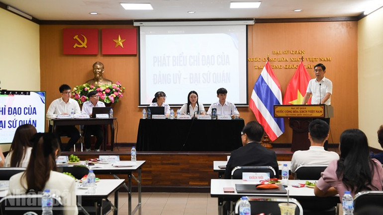 Đại sứ Phạm Việt Hùng hy vọng Hội Sinh viên Việt Nam tại Thái Lan ngày càng phát triển vững vàng hơn. (Ảnh: XUÂN SƠN) ndo_bl_anh-8-9889.jpg