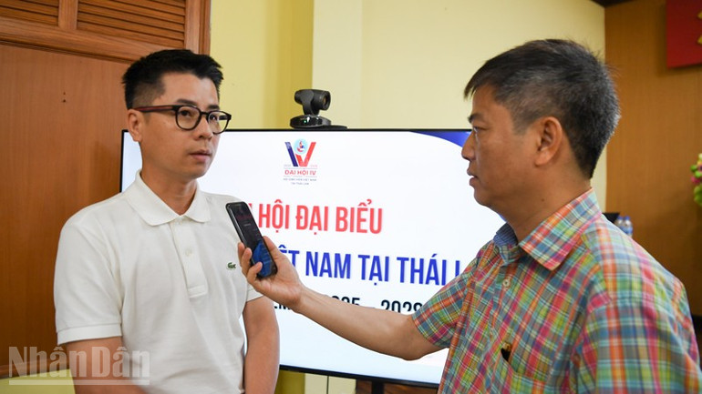 Ông Nguyễn Phi Hà đánh giá cao hoạt động của Hội Sinh viên Việt Nam tại Thái Lan khóa III. (Ảnh: MINH THẮNG) ndo_bl_anh-7.jpg
