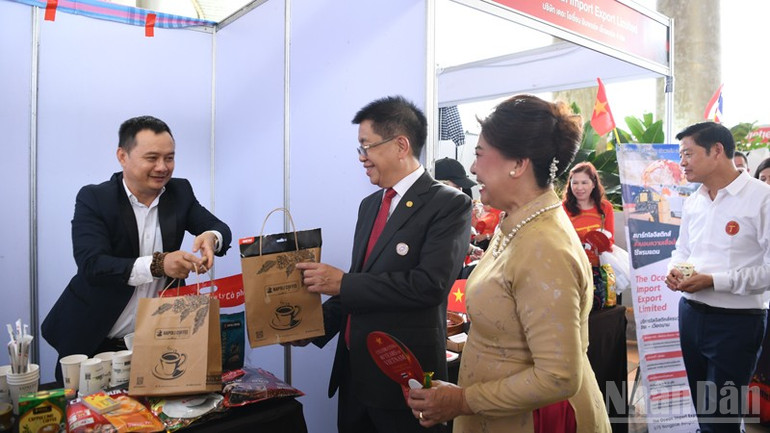 Các đại biểu tham quan các gian hàng tại Hội chợ hàng hóa Việt Nam-Đông Bắc Thái Lan. ndo_br_anh-7.jpg