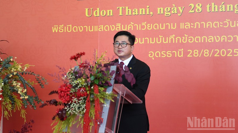 Tổng Lãnh sự Việt Nam tại Khon Kaen Đinh Hoàng Linh nhấn mạnh, quan hệ thương mại Việt Nam-Thái Lan là một điểm sáng đầy triển vọng. ndo_br_anh-2.jpg