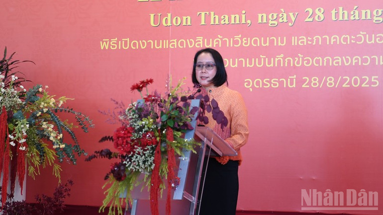 Bà Yuthaphon Somlim, Giám đốc Sở Thương mại Udon Thani phát biểu tại Hội chợ. ndo_br_anh-4.jpg