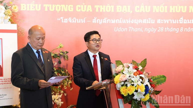 Tổng lãnh sự Đinh Hoàng Linh mong muốn, triển lãm sẽ góp phần thắt chặt hơn nữa tình hữu nghị Việt Nam-Thái Lan. ndo_br_trien-lam-anh-2.jpg