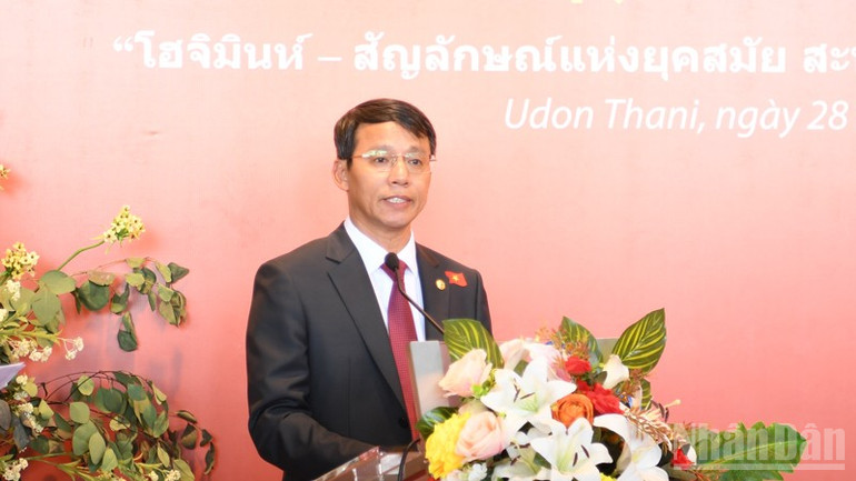 Ông Nguyễn Văn Dương phát biểu tại triển lãm. ndo_br_trien-lam-anh-3.jpg