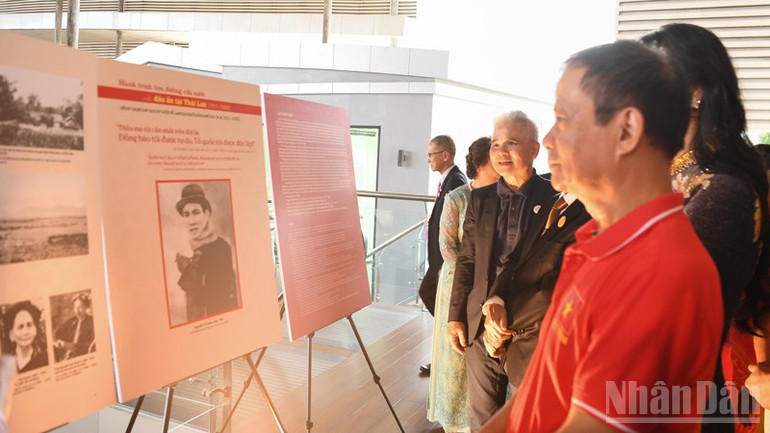 Đông đảo khách tham quan triển lãm. ndo_br_trien-lam-anh-5.jpg