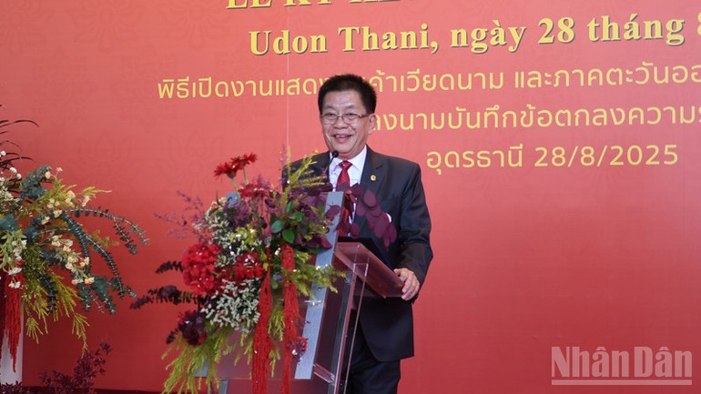 Ông Hồ Văn Lâm cho biết, Hội chợ năm nay quy tụ nhiều gian hàng đến từ các doanh nghiệp Việt Nam và Thái Lan. ndo_br_anh-3.jpg