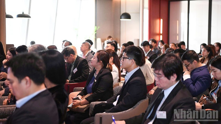 Diễn đàn thu hút đông đảo doanh nghiệp, chuyên gia pháp lý tham dự. (Ảnh: XUÂN SƠN) ndo_br_anh-5.jpg