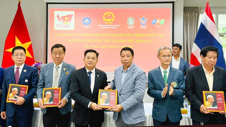 Tổng lãnh sự Đinh Hoàng Linh trao cuốn sách song ngữ "Bác Hồ ở Thái Lan" tặng một số đại biểu tham dự sự kiện. (Ảnh: CTV) anh-2.jpg