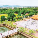 Khách du lịch tham quan Đại Nội Huế (Ảnh KIẾN GIANG)
