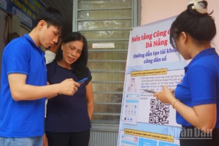 Thanh niên tình nguyện hướng dẫn người dân cài đặt ứng dụng Danang smart city.