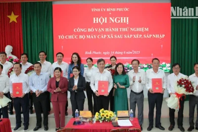 Lãnh đạo tỉnh Bình Phước trao quyết định cho các đồng chí được giao nhiệm vụ vận hành thử nghiệm tổ chức bộ máy cấp xã sau sắp xếp, sáp nhập. 