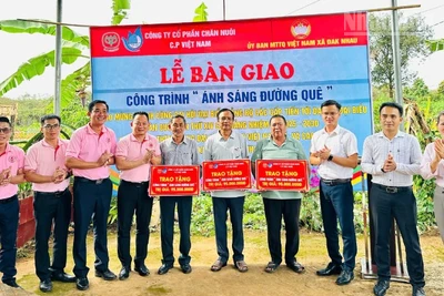 Lãnh đạo xã Đắk Nhau cùng đơn vị tài trợ trao kinh phí xây dựng công trình "Ánh sáng đường quê".