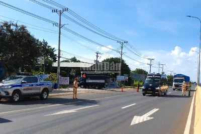 Các chiến sĩ Trạm Cảnh sát giao thông số 3-Quốc lộ 13 kiểm tra phương tiện lưu thông trên Quốc lộ 13.