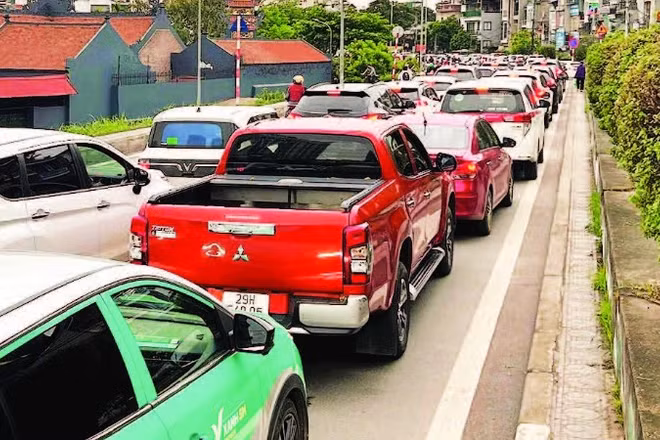 Các phương tiện xếp hàng dài trên đê Xuân Quan, phường Bồ Đề chờ lên cầu vào mỗi buổi sáng.