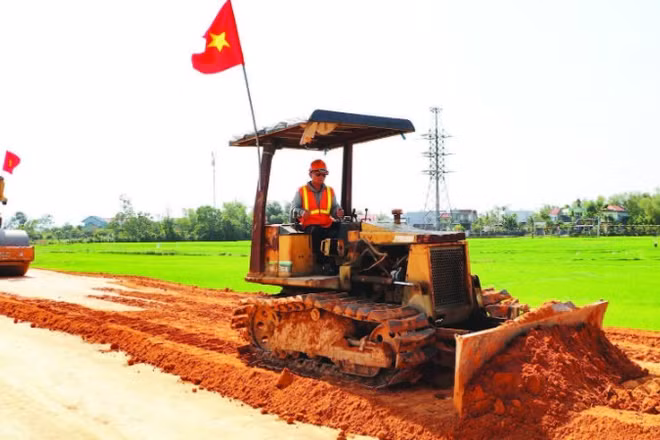 Đơn vị thi công Dự án liên kết vùng miền trung tỉnh Quảng Nam đang tập trung thi công hoàn thành dự án.